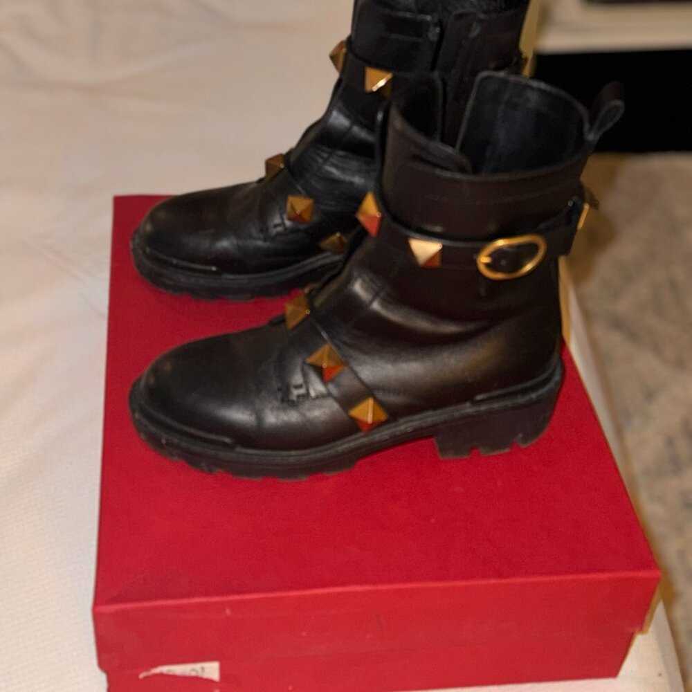 VALENTINO ROMAN STUD CALFSKIN COMBAT BOOT 40MM - Picture 3 of 4